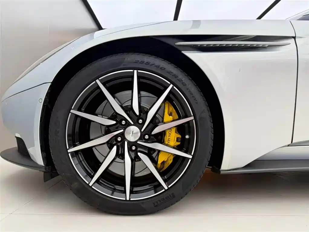 Aston Martin DB11 2019 — фото 13