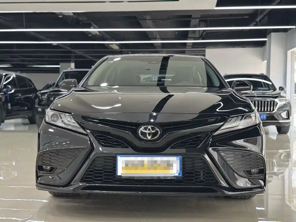 Toyota Camry 2023 — фото 2