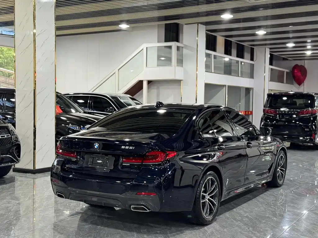 BMW 5 Series 2022 — фото 10