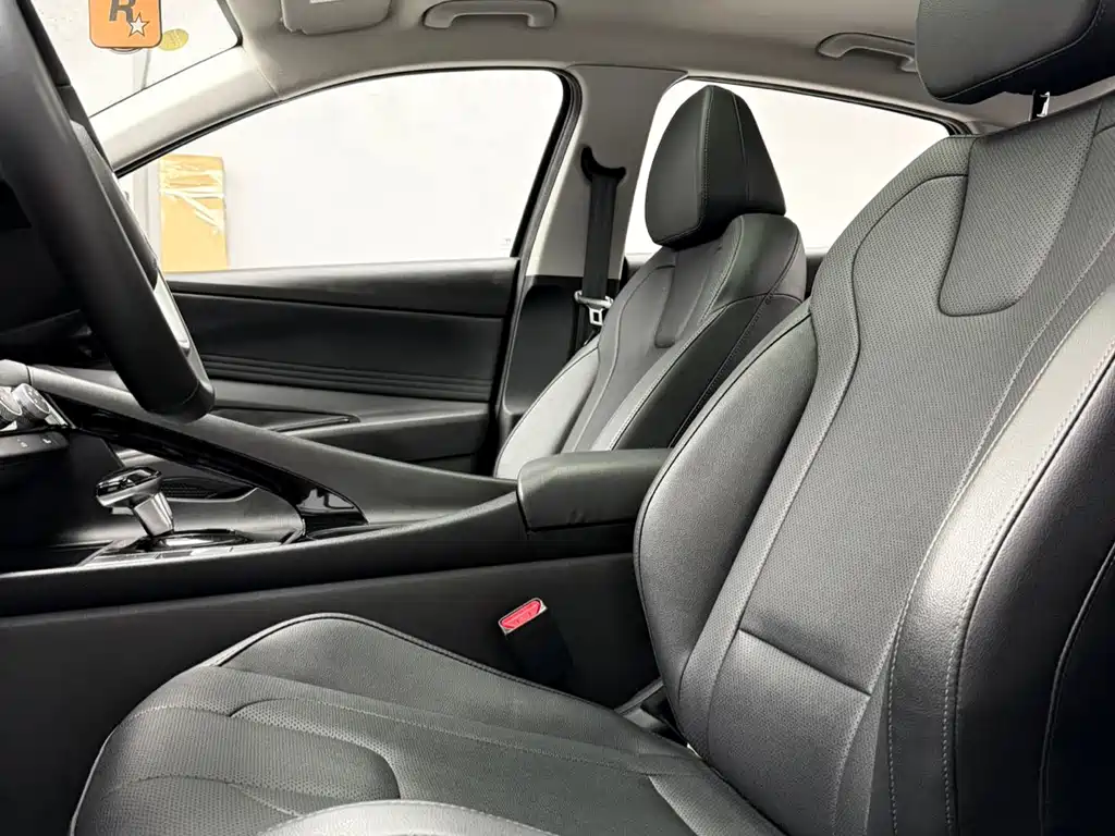 Hyundai Elantra 2023 — фото 12