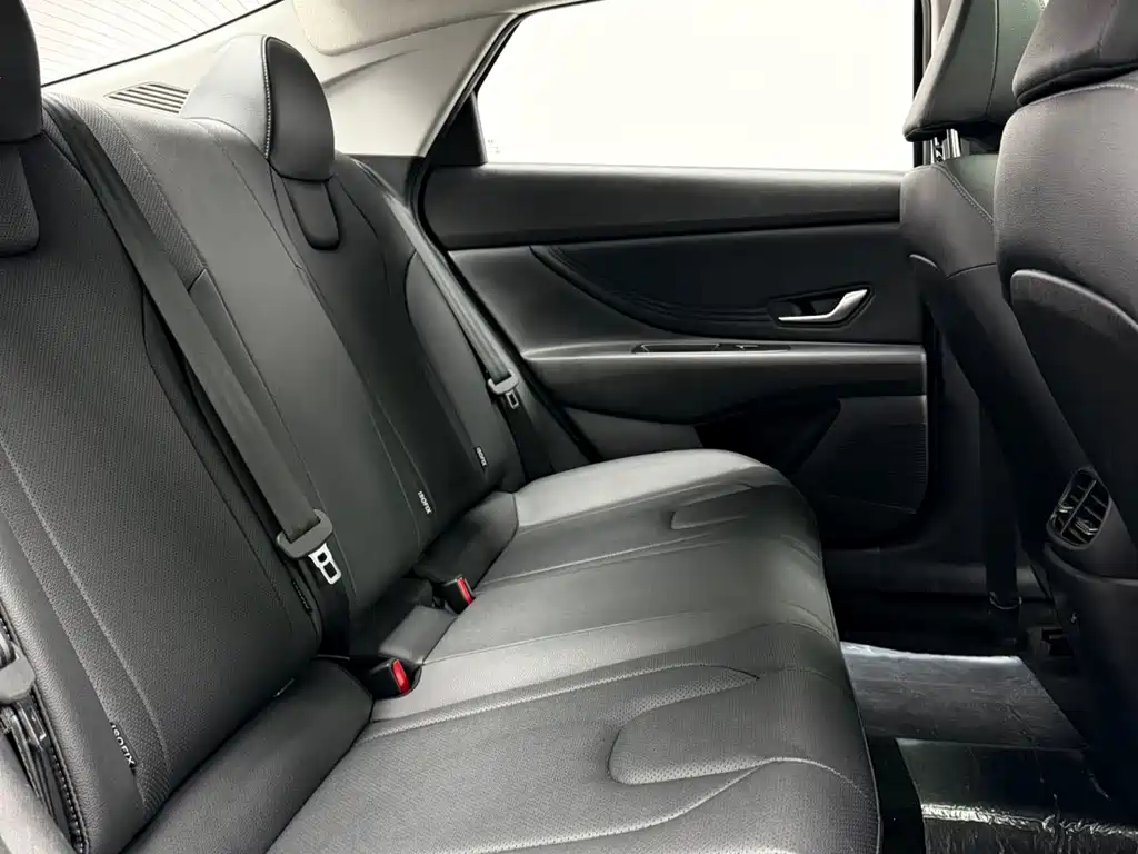 Hyundai Elantra 2023 — фото 13