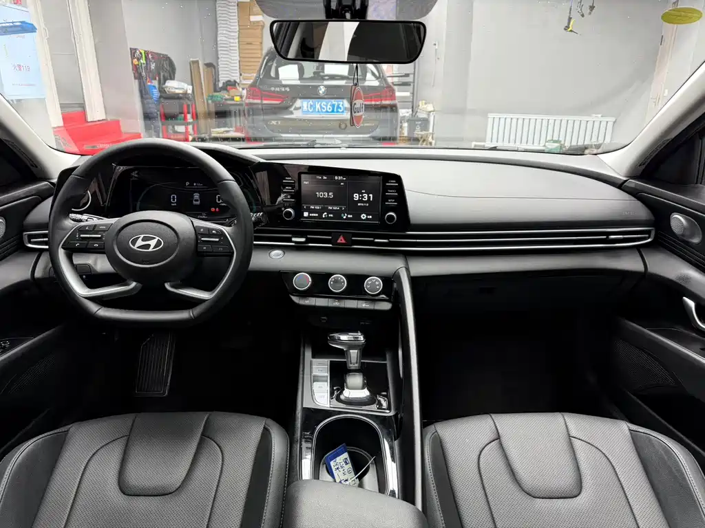 Hyundai Elantra 2023 — фото 10