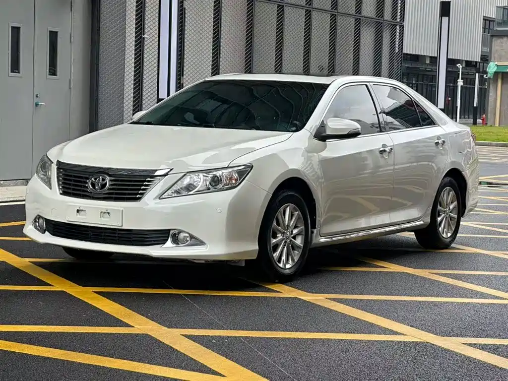 Toyota Camry 2014 — фото 1