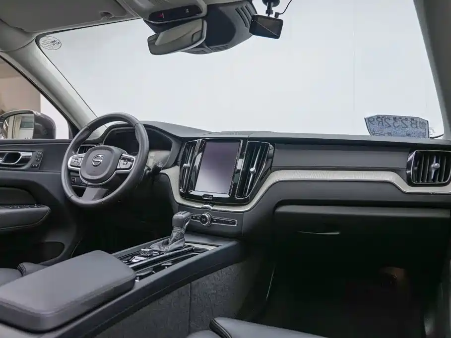 Volvo XC60 2019 — фото 8