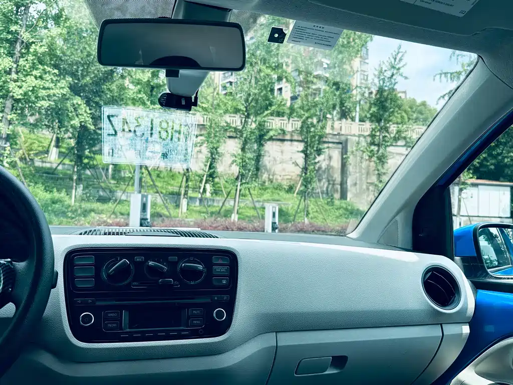 Volkswagen up! 2015 — фото 10