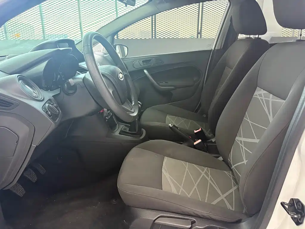 Ford Fiesta 2013 — фото 11