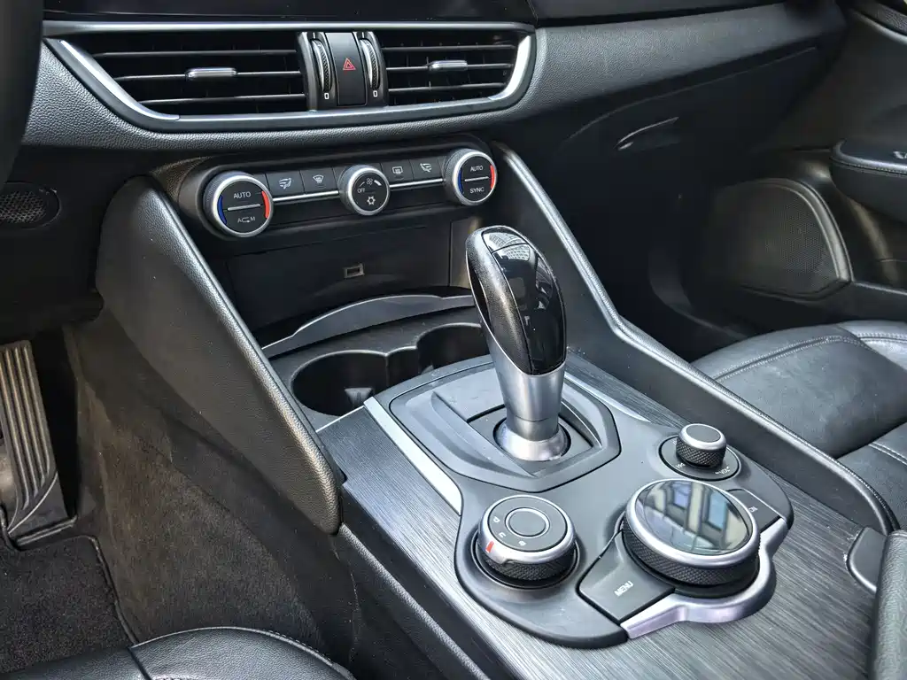 Alfa Romeo Giulia 2018 — фото 12
