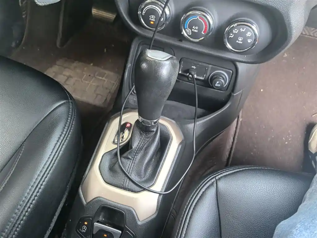 Jeep Renegade 2017 — фото 14