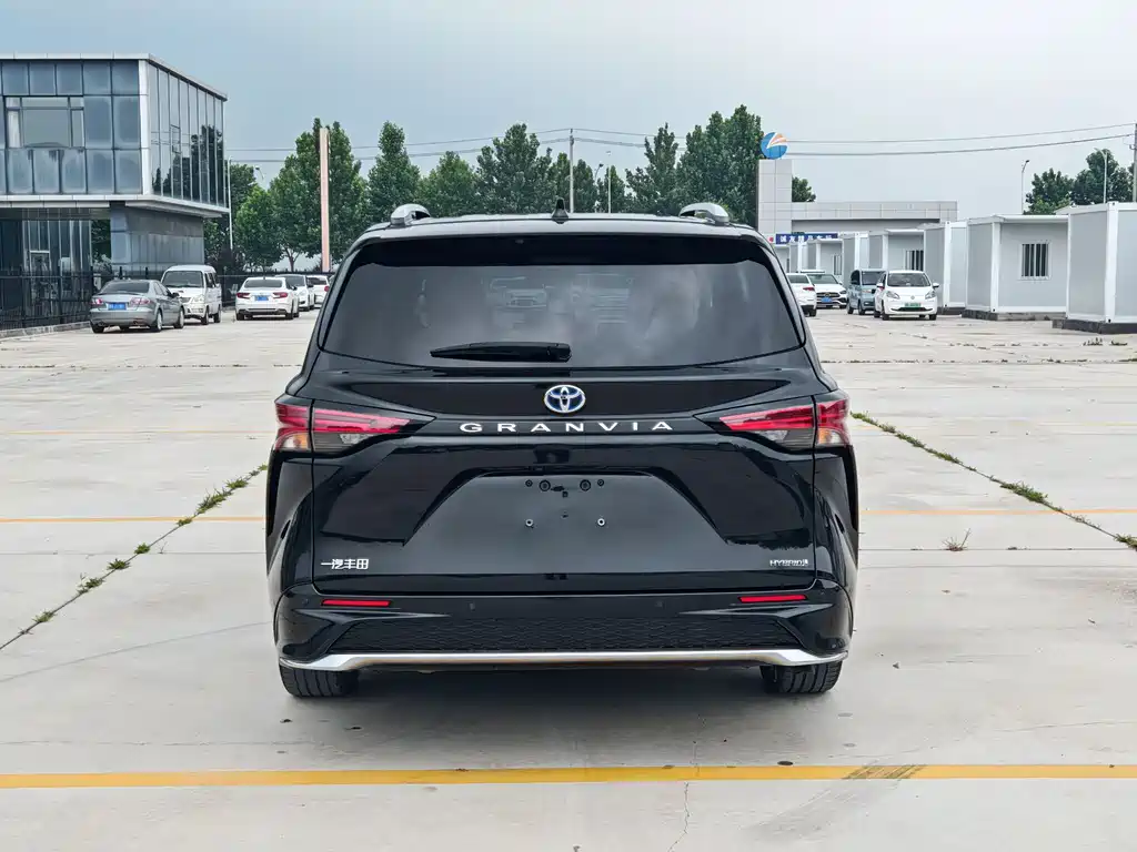 Toyota Granvia 2024