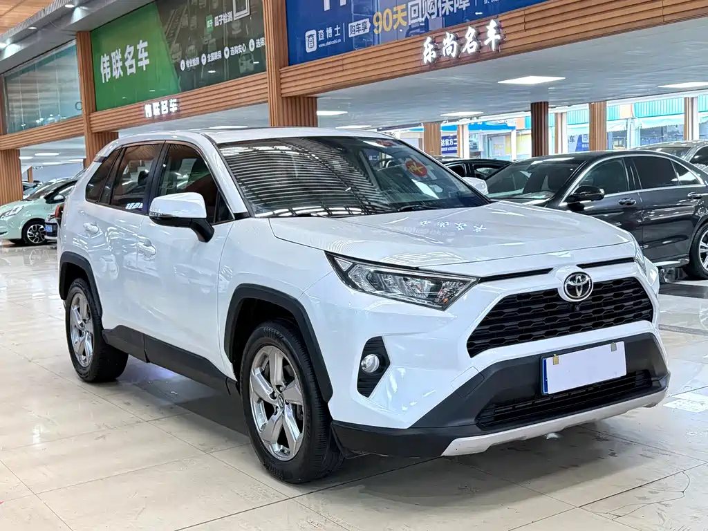 Toyota RAV4 2022 — фото 3