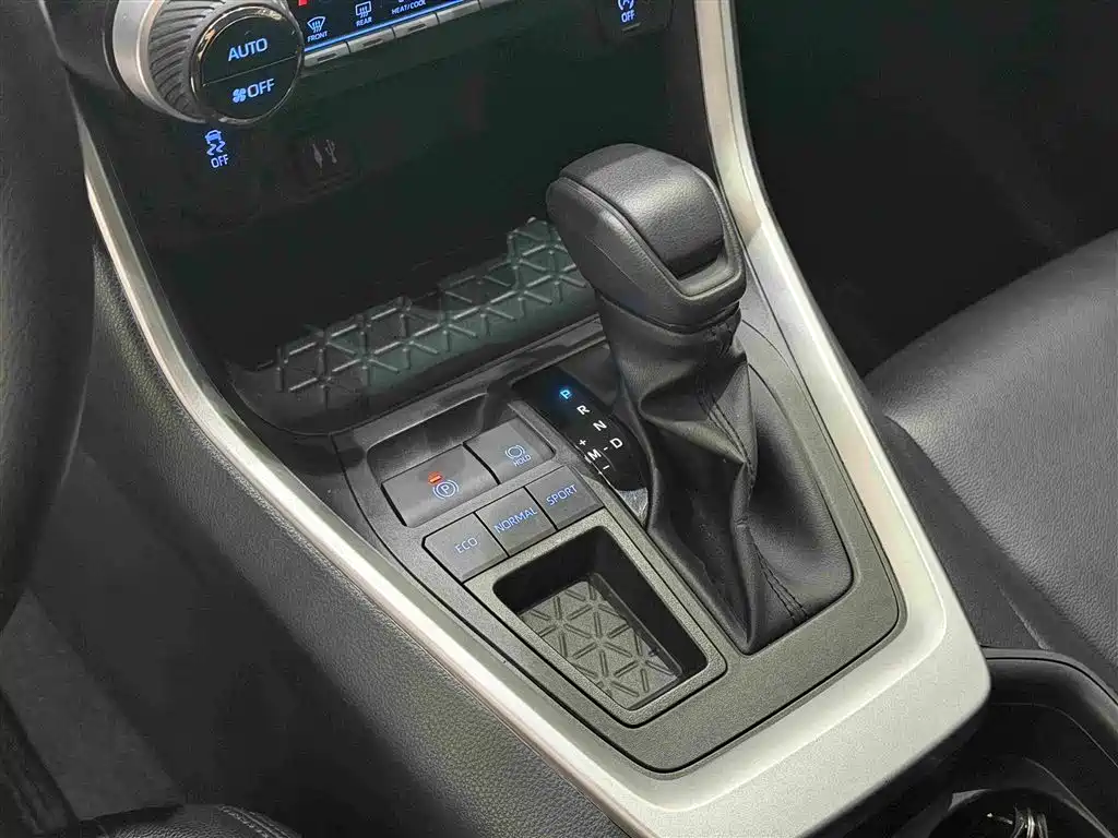 Toyota RAV4 2023 — фото 16