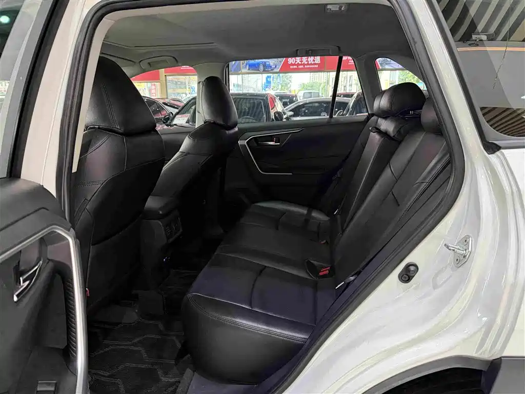 Toyota RAV4 2023 — фото 11