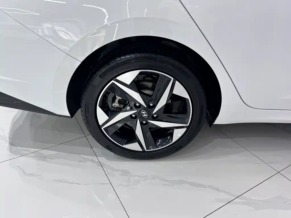 Hyundai Elantra 2022 — фото 19