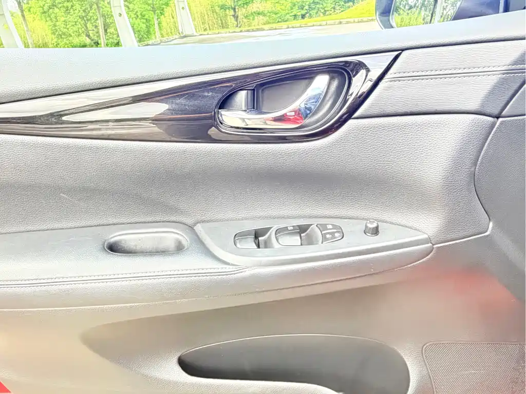 Nissan Tiida 2017 — фото 10