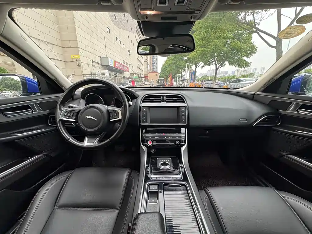 Jaguar XEL 2018 — фото 10