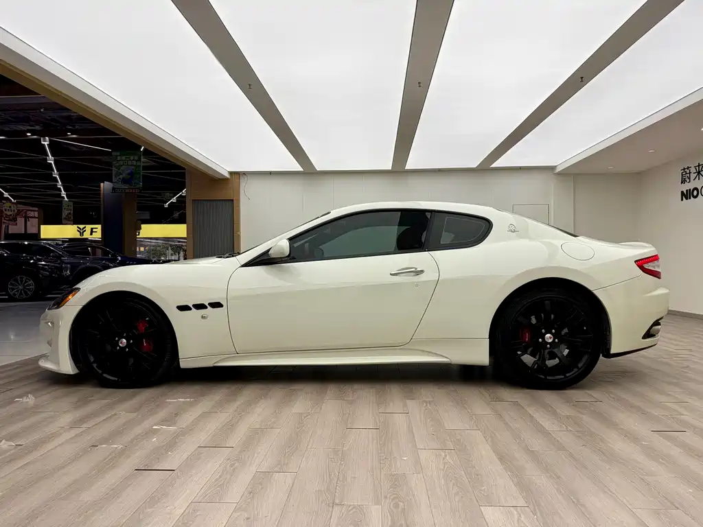 Maserati GranTurismo 2012 — фото 10