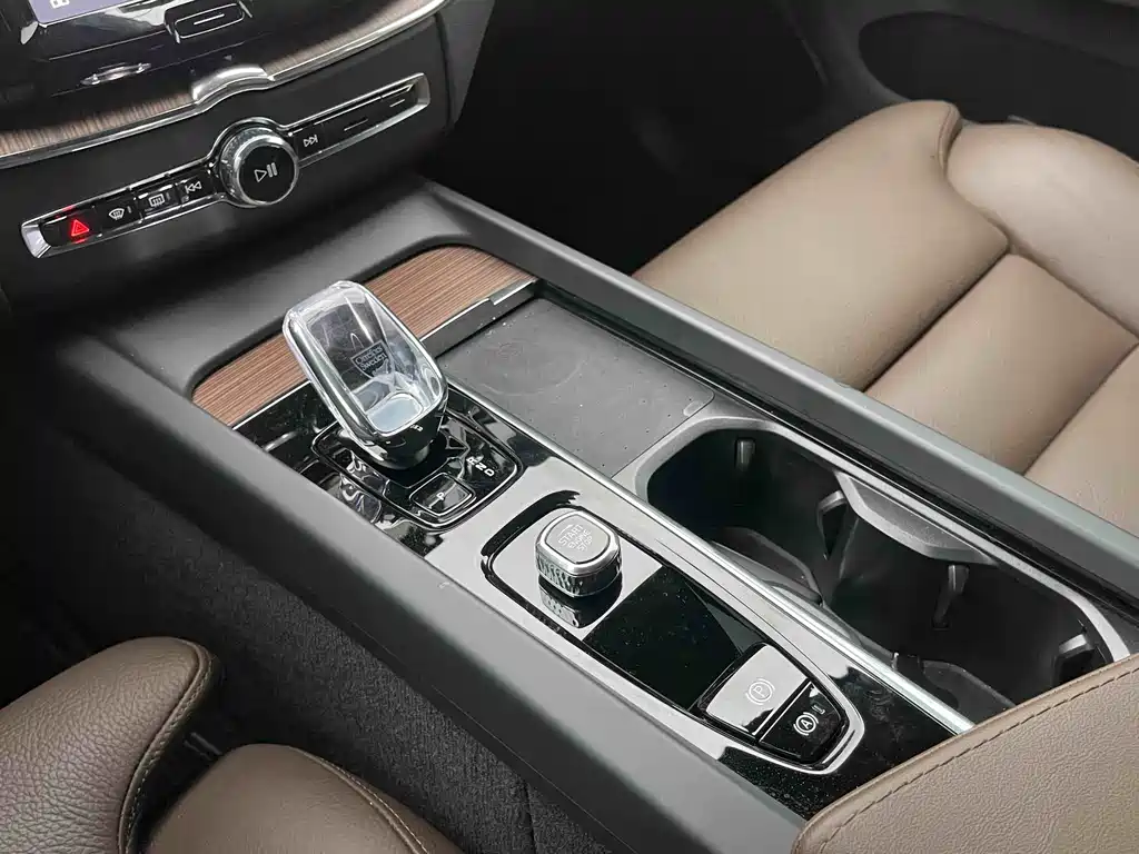 Volvo XC60 2024 — фото 10