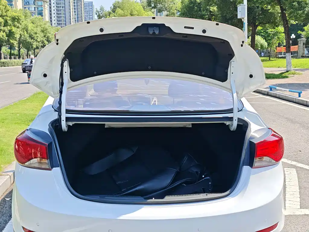Hyundai Elantra 2016 — фото 12
