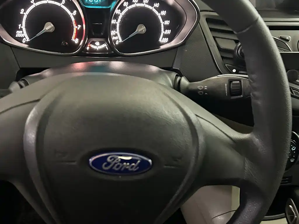 Ford Fiesta 2014 — фото 15