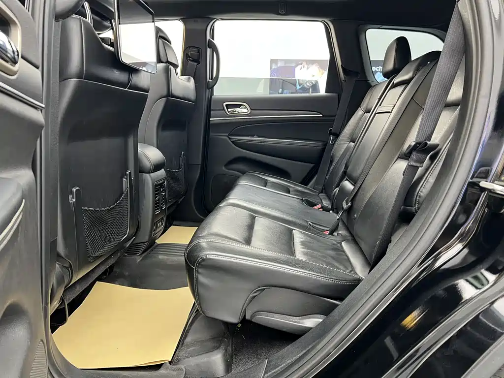 Jeep Grand Cherokee 2019 — фото 13
