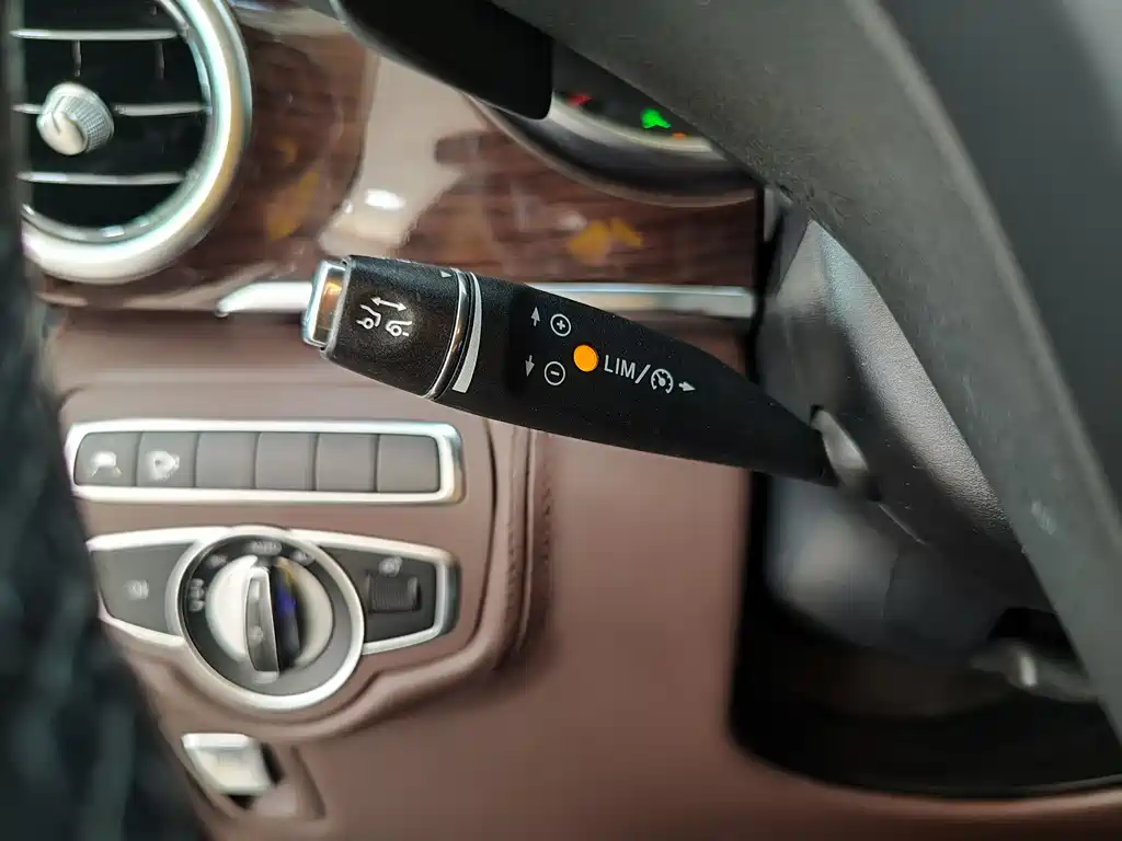 Mercedes-Benz V-Class 2018 — фото 18