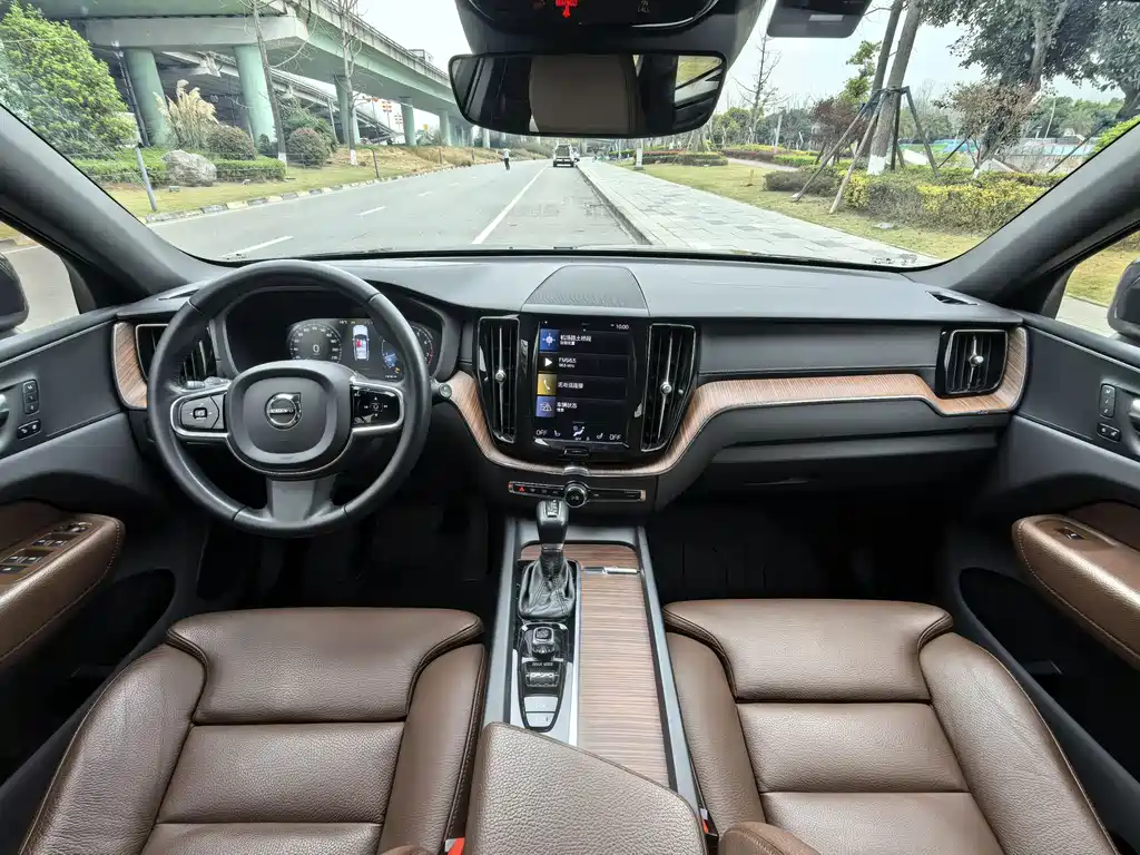 Volvo XC60 2020 — фото 11
