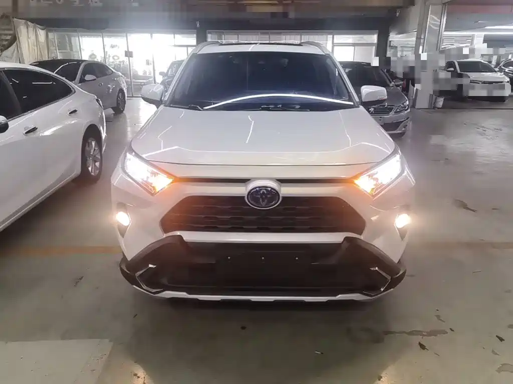 Toyota RAV4 2021 — фото 3