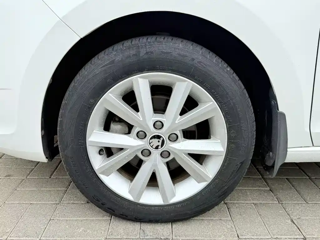 Skoda Rapid 2017 — фото 11