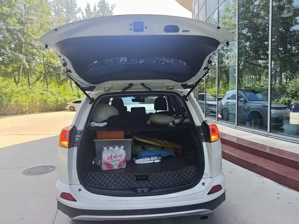 Toyota RAV4 2018 — фото 19