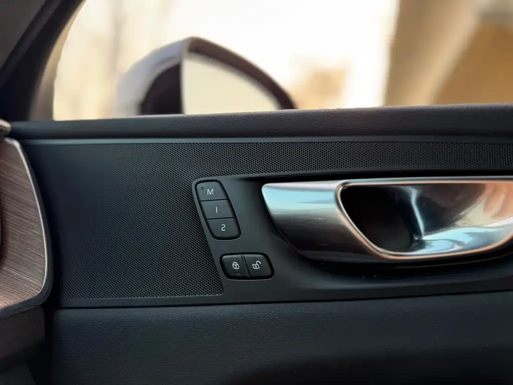 Volvo XC60 2023 — фото 18