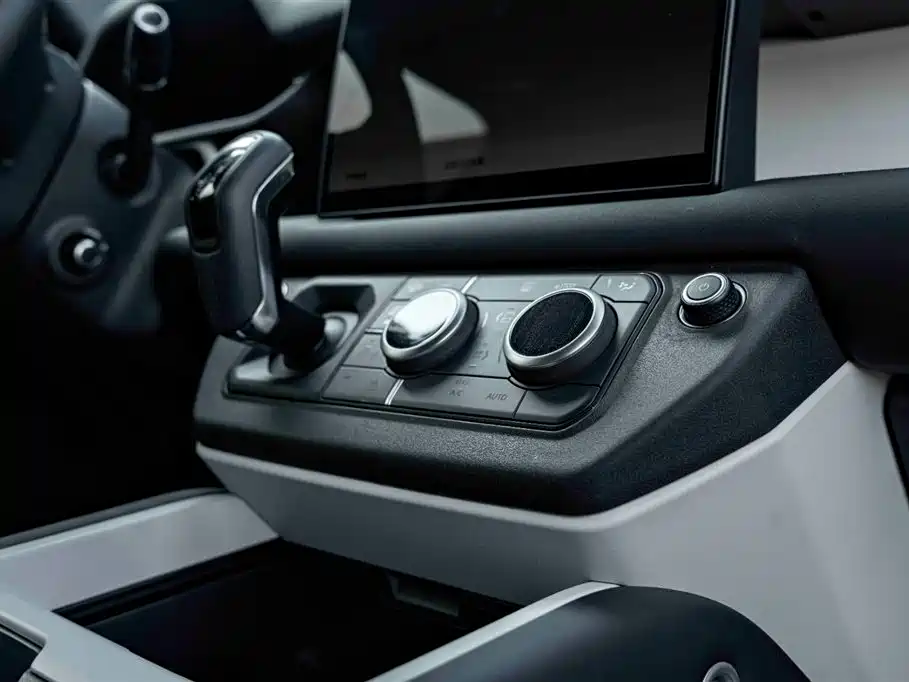 Land Rover Defender 2025 — фото 16