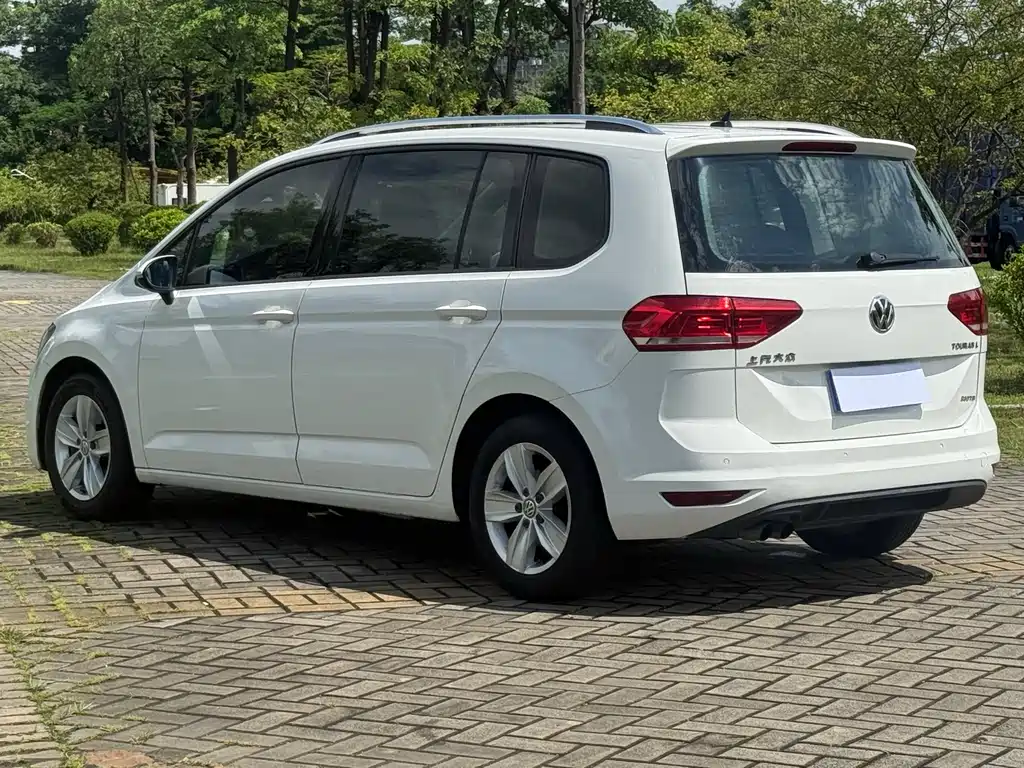 Volkswagen Touran 2017 — фото 11
