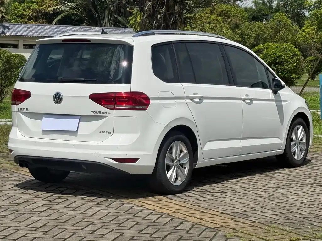 Volkswagen Touran 2017 — фото 10