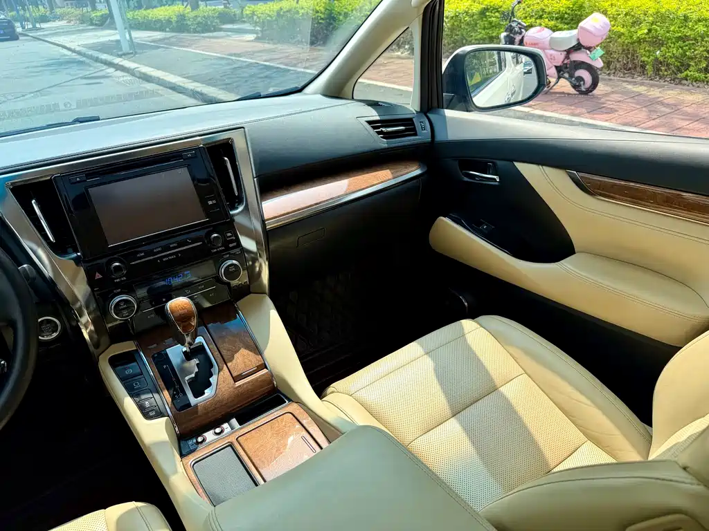 Toyota Alphard 2017 — фото 30