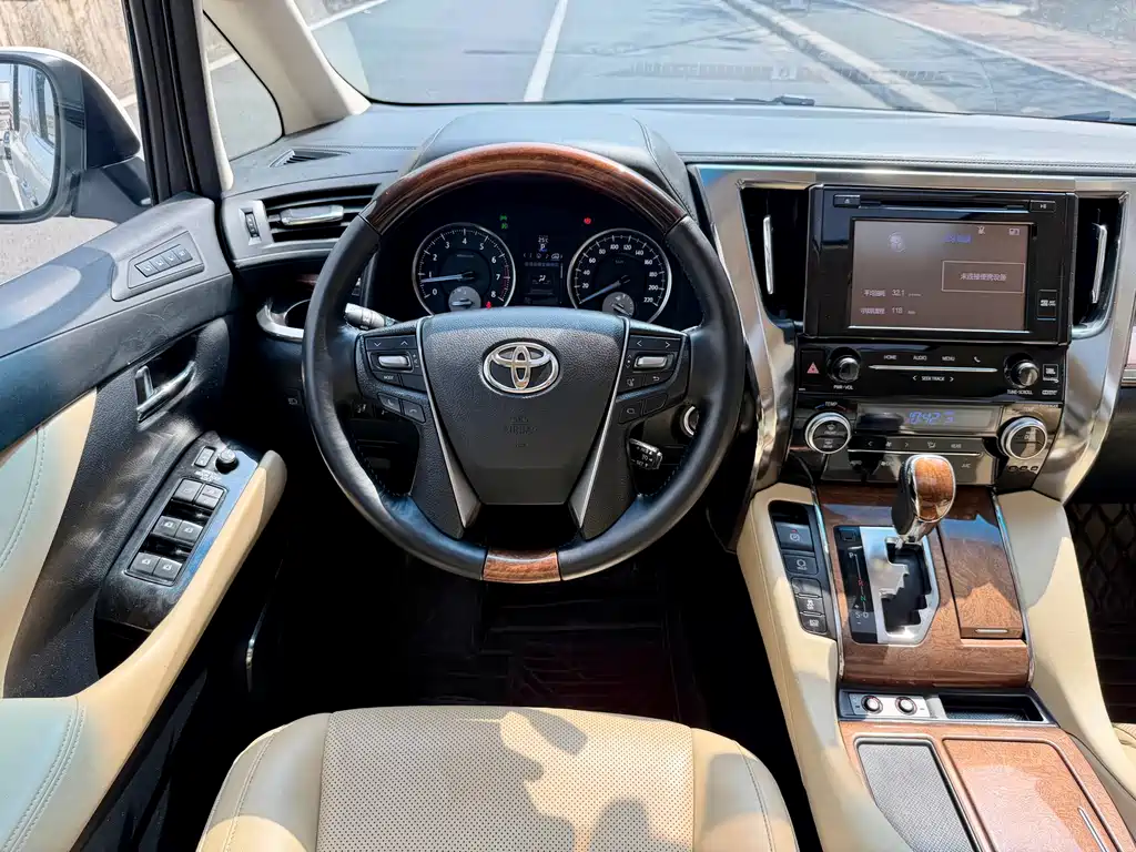 Toyota Alphard 2017 — фото 32