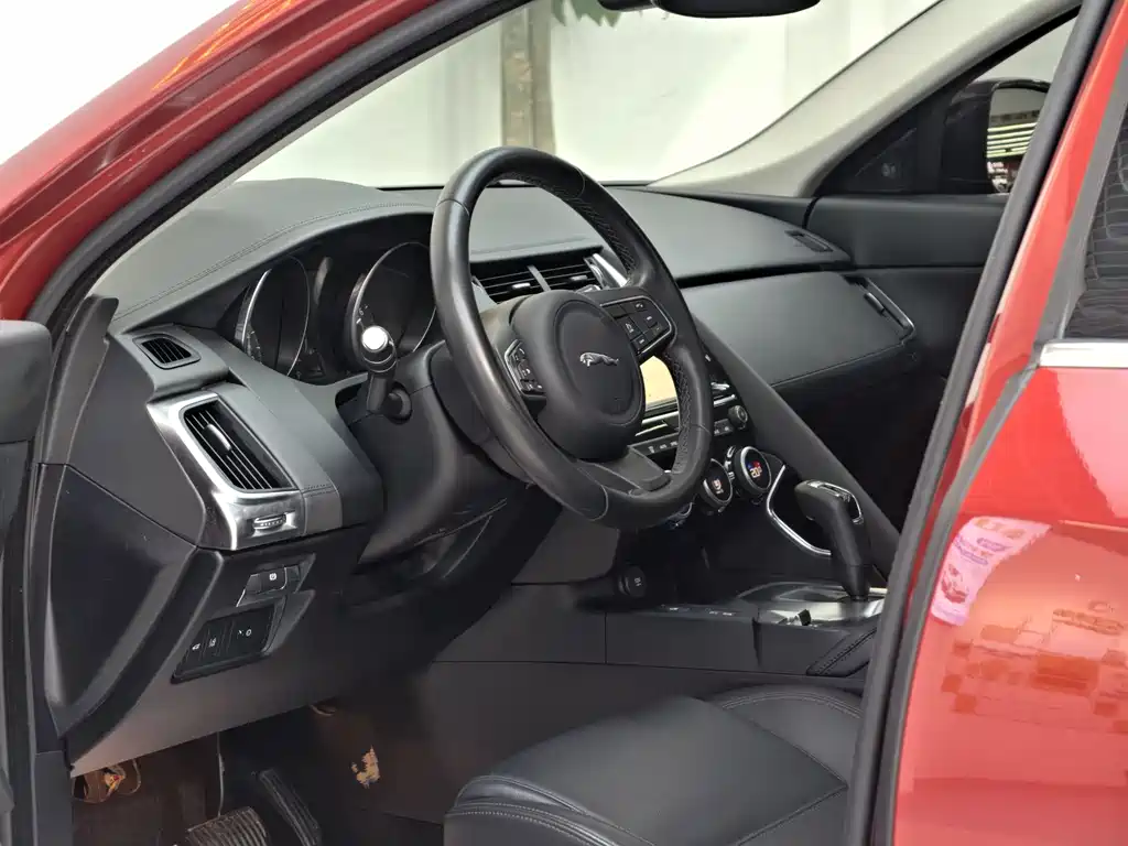 Jaguar E-PACE 2020 — фото 11