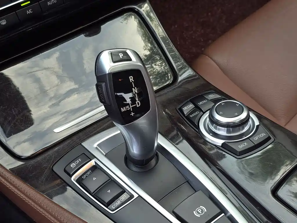 BMW 5 Series 2015 — фото 11