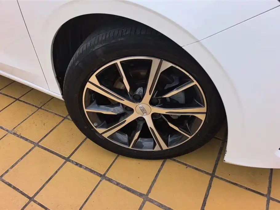 Geely Emgrand 2022