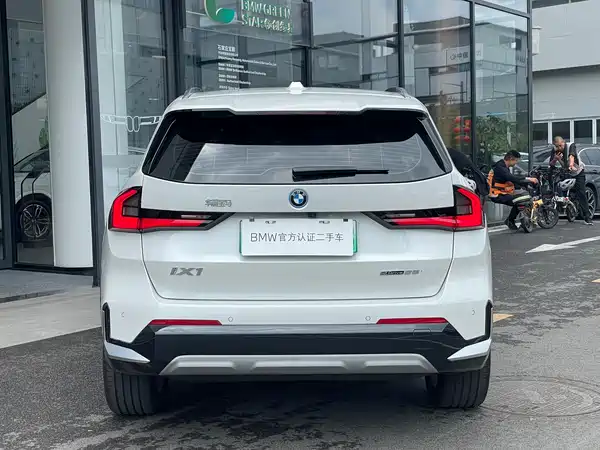 BMW iX1 2025