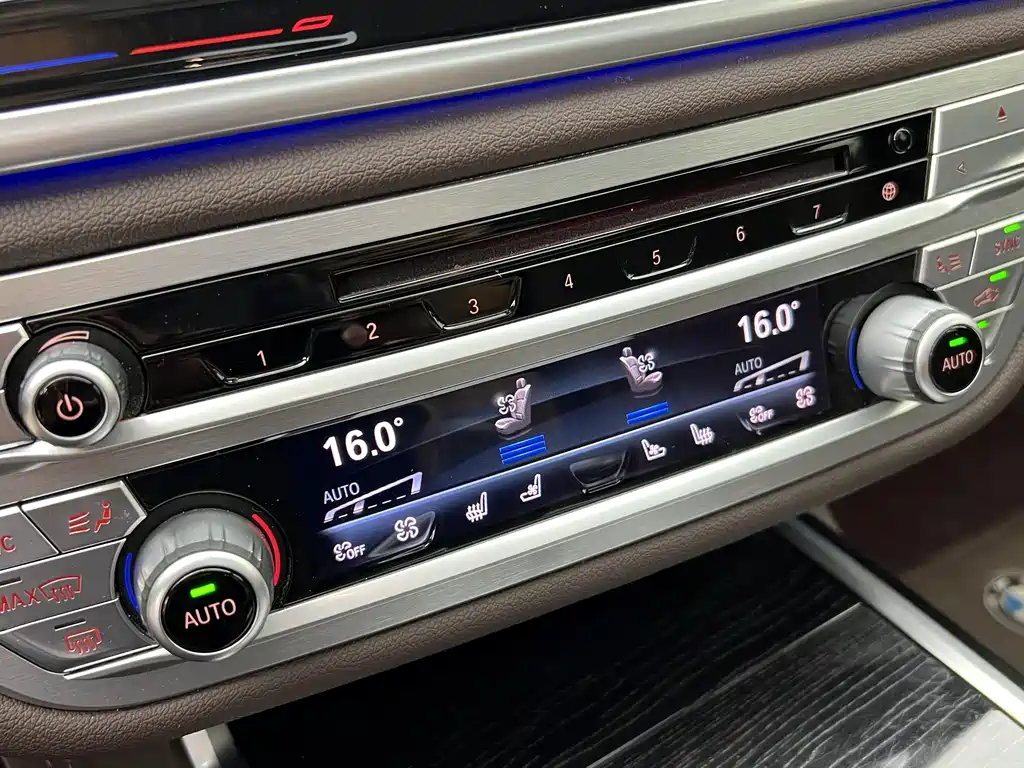 BMW 7 Series 2018 — фото 11