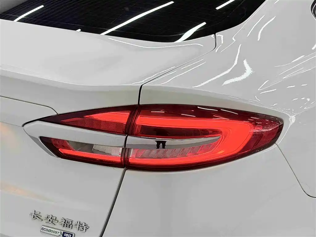 Ford Mondeo 2021 — фото 18