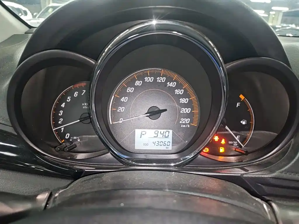 Toyota Yaris L 2020 — фото 12