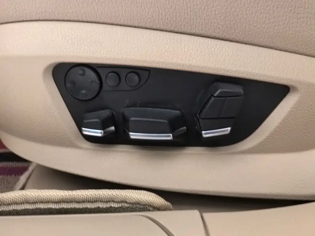 BMW 7 Series 2012 — фото 11
