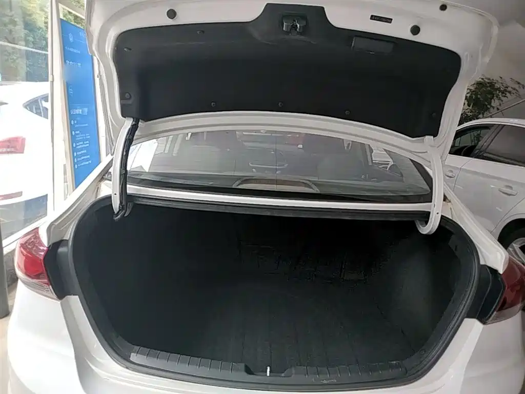 Hyundai Elantra 2017 — фото 19
