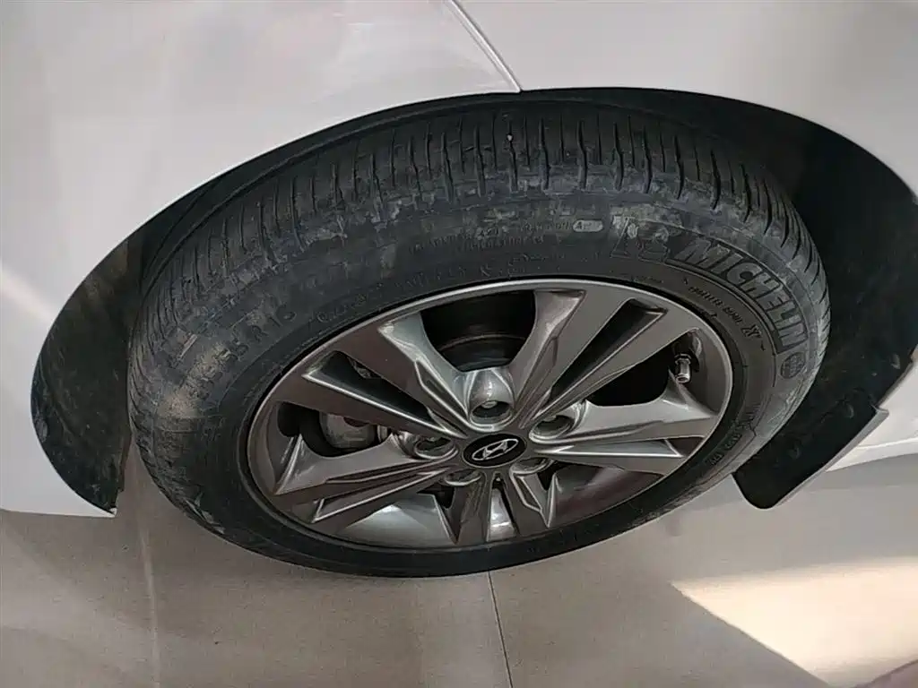 Hyundai Elantra 2017 — фото 23