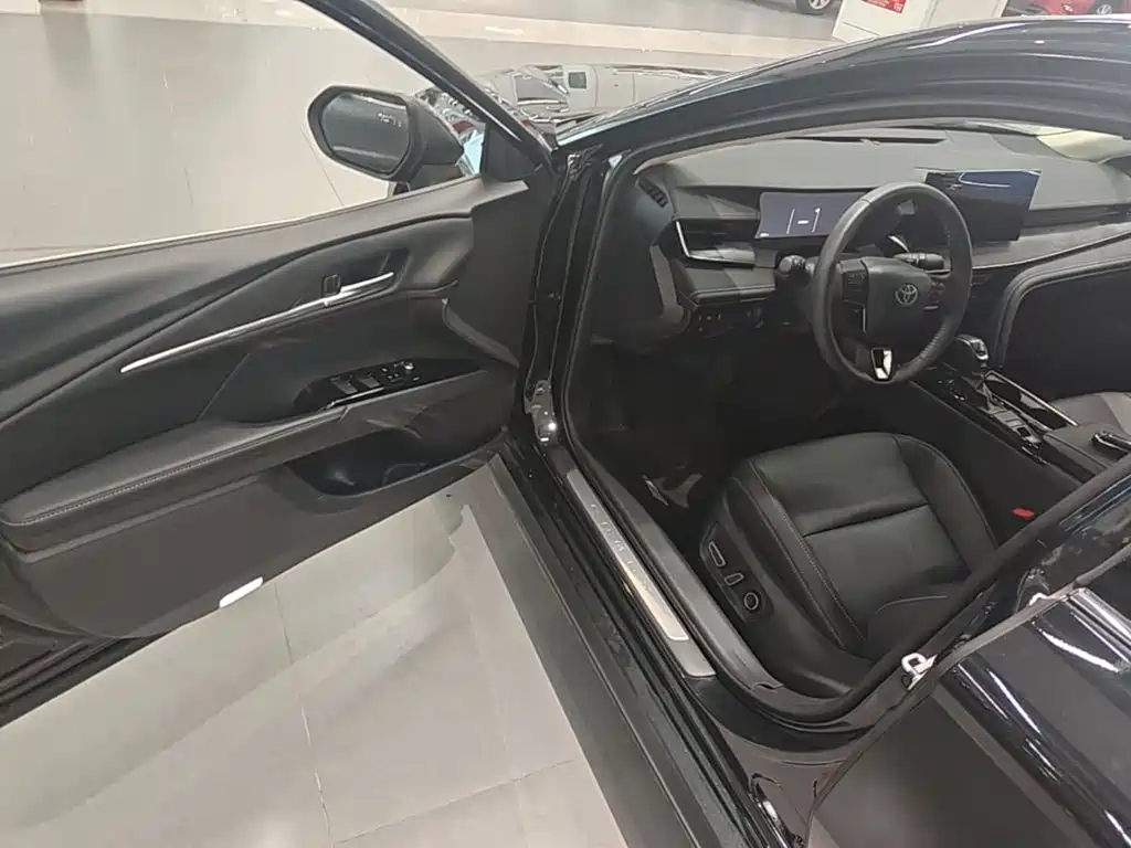 Toyota Camry 2024 — фото 12