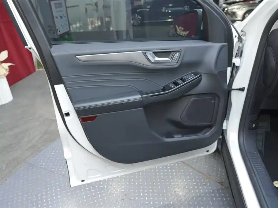 Ford Escape 2023 — фото 10