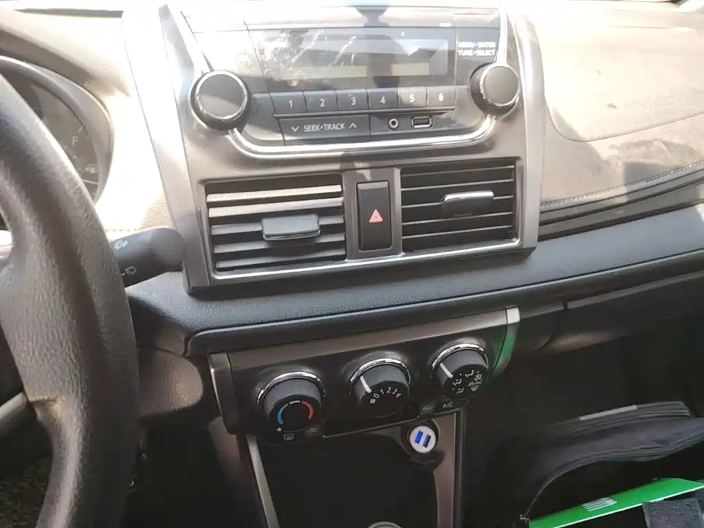 Toyota Yaris L 2015 — фото 9
