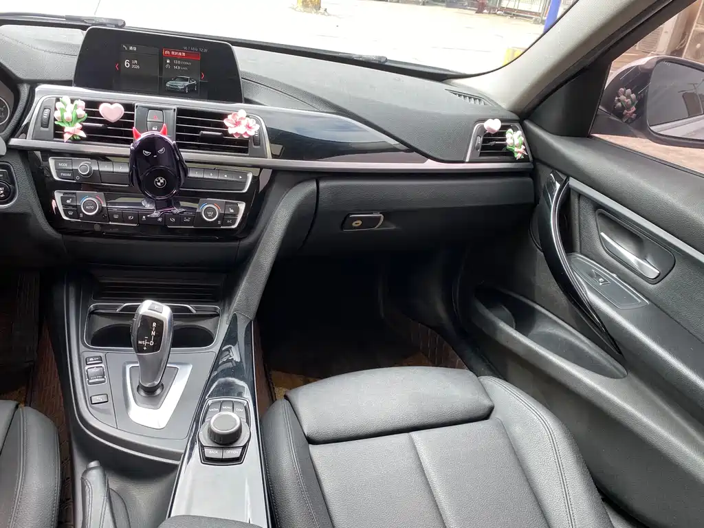 BMW 3 Series 2018 — фото 12
