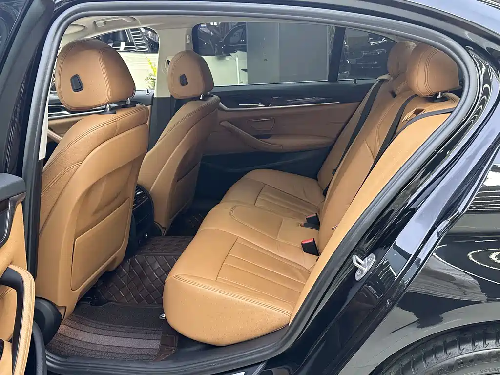 BMW 5 Series 2018 — фото 13